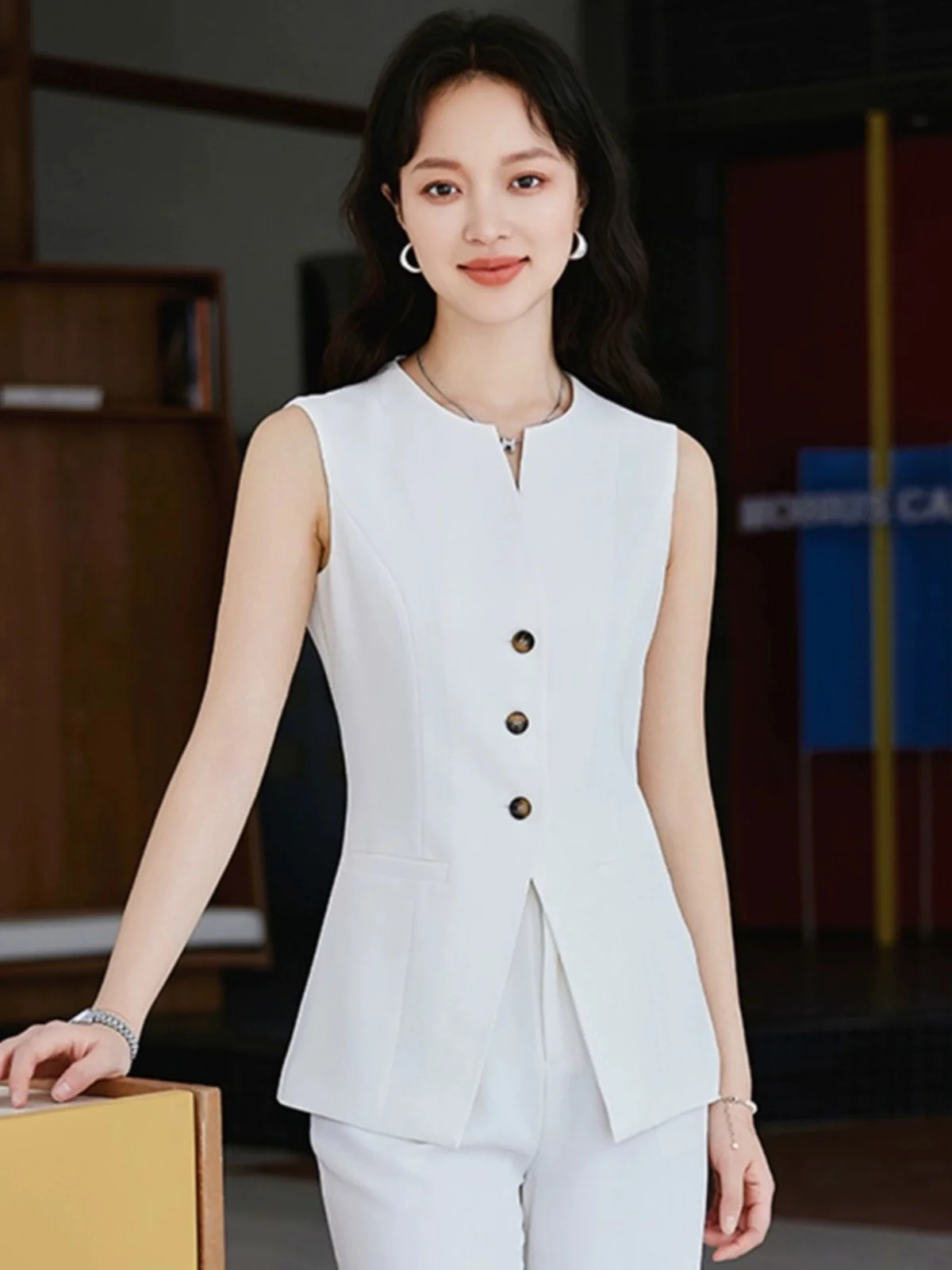 Slim Fit Sleeveless Vest Jacket Women's 2024 Spring Summer New High-End Single Button Professional Workwear Shoulder Pad