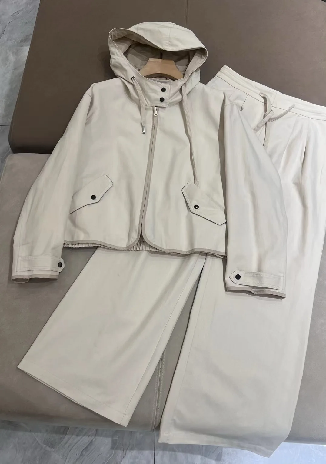 

The new thin cotton hooded zipper jacket for early fall is casual and comfortable with wide-leg pants