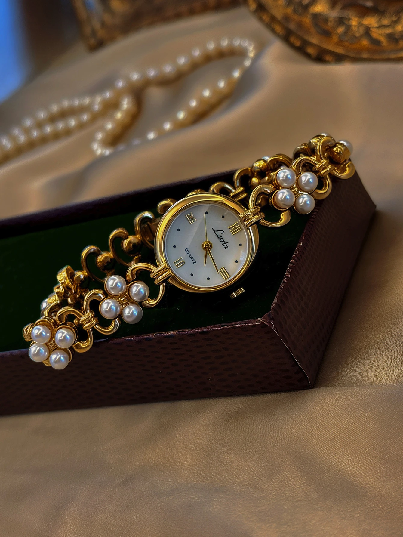 1 new gold luxury fashion elegant ladies' quartz watch inlaid with small white pearls and mother-of-pearl dial is a gorgeous romantic and elegant ladies' watch, suitable for daily wear decoration and gifts