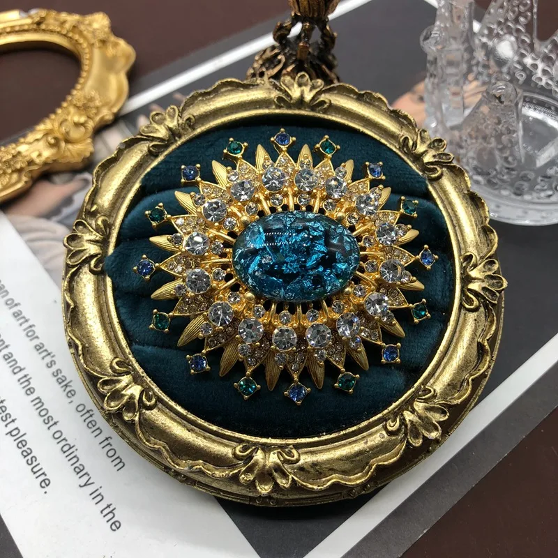 Klassische blaue schwimmende Blumen-Brosche aus Kunstharz, glasiert, elegante Brust mit Vintage-Sonnenblume, mittelgroßes Luxus-Kleidungsornament-Emblem