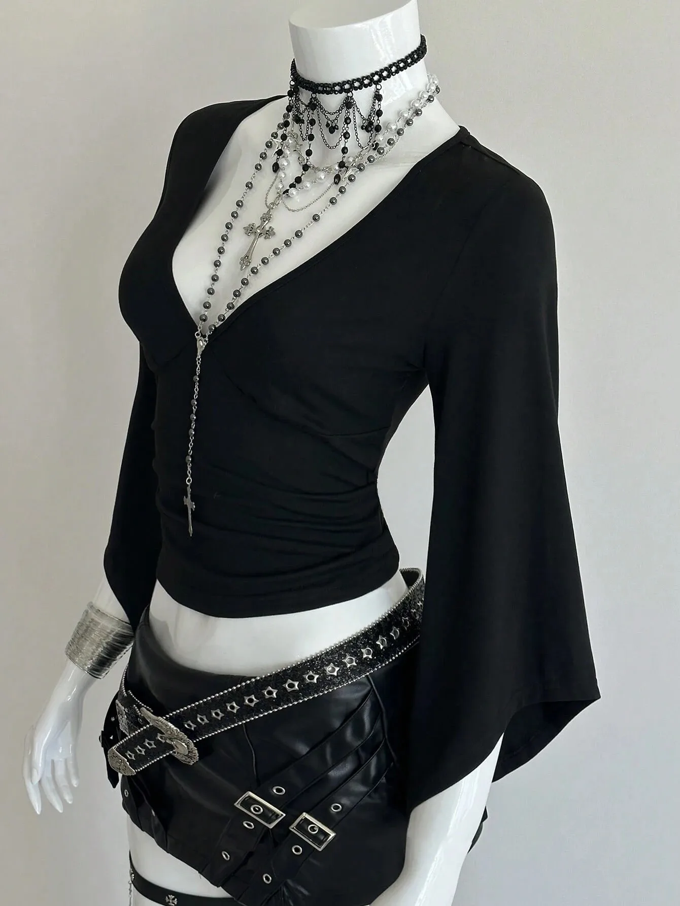 Damen Crop-Top mit tiefem V-Ausschnitt, Reißverschluss vorne, ausgestellten langen Ärmeln, seitlicher Raffung, schmaler Passform, Gothic Streetwear, einfarbig Schwarz, für Ausgeh-Looks, 2026 – Detail 3