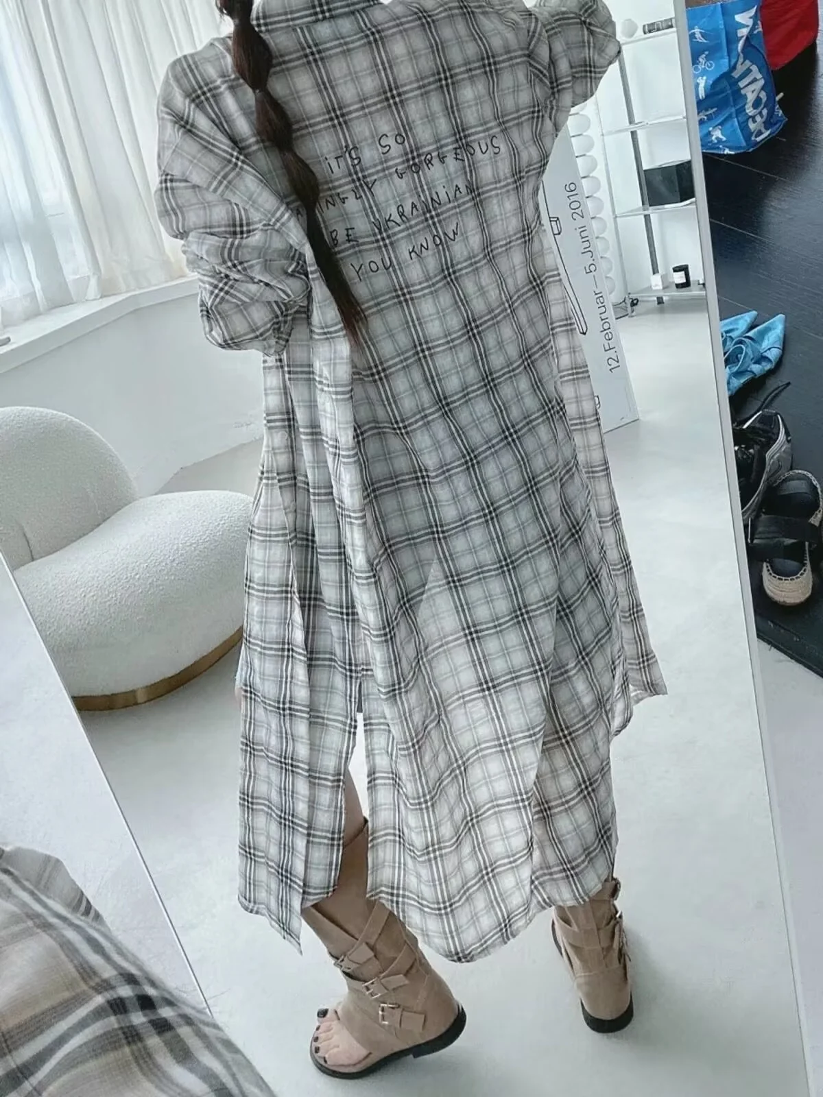 

Женская рубашка в клетку свободного кроя с длинным рукавом, воротником, средней длины, повседневная, хлопковая, с эффектом стройности, с разрезом сзади, универсальная, с принтом на спине