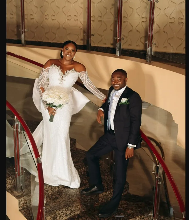 Abito da sposa a sirena in pizzo con scollo rotondo personalizzato con perline scintillanti con fiocco Robe Mariée maniche lunghe Abiti da sposa country