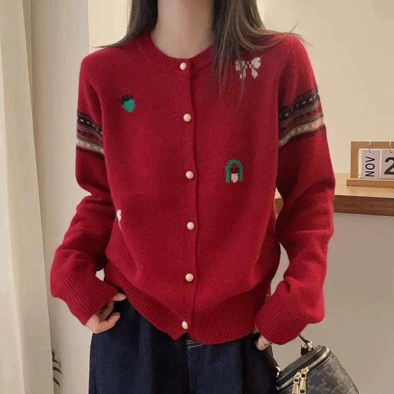 

Вязаный свитер большого размера с вышивкой, мягкий, уютный, на одной пуговице, осенняя новинка, модная женская одежда с эффектом омоложения
