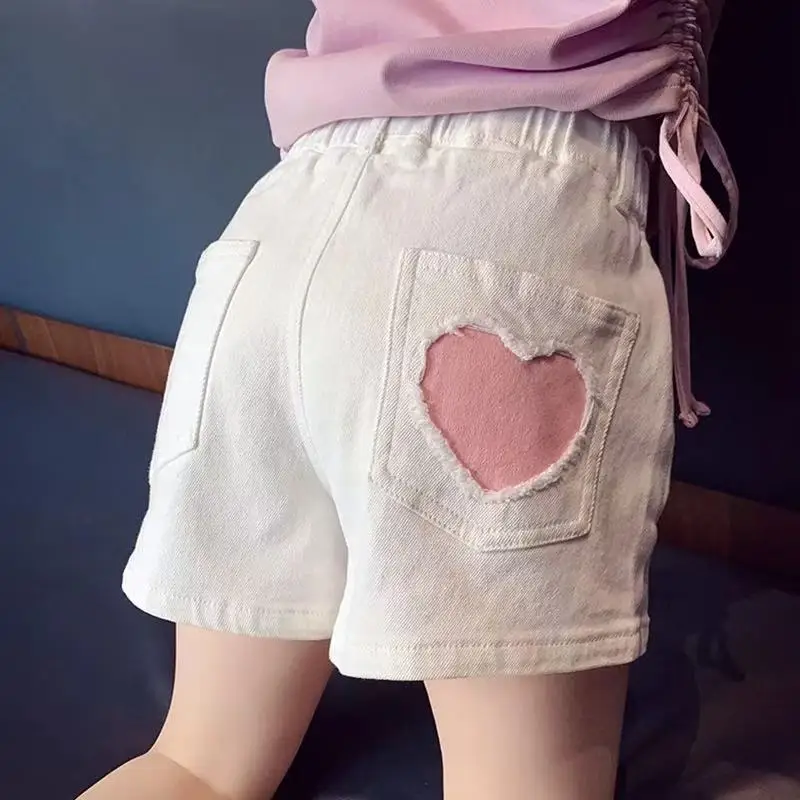 Modische Kindershorts, trendige Mädchen-Jeansshorts mit Herzmuster, stilvolle, vielseitige Shorts für Kinder, lässiger Stil für Kleinkinder, rosa Herz
