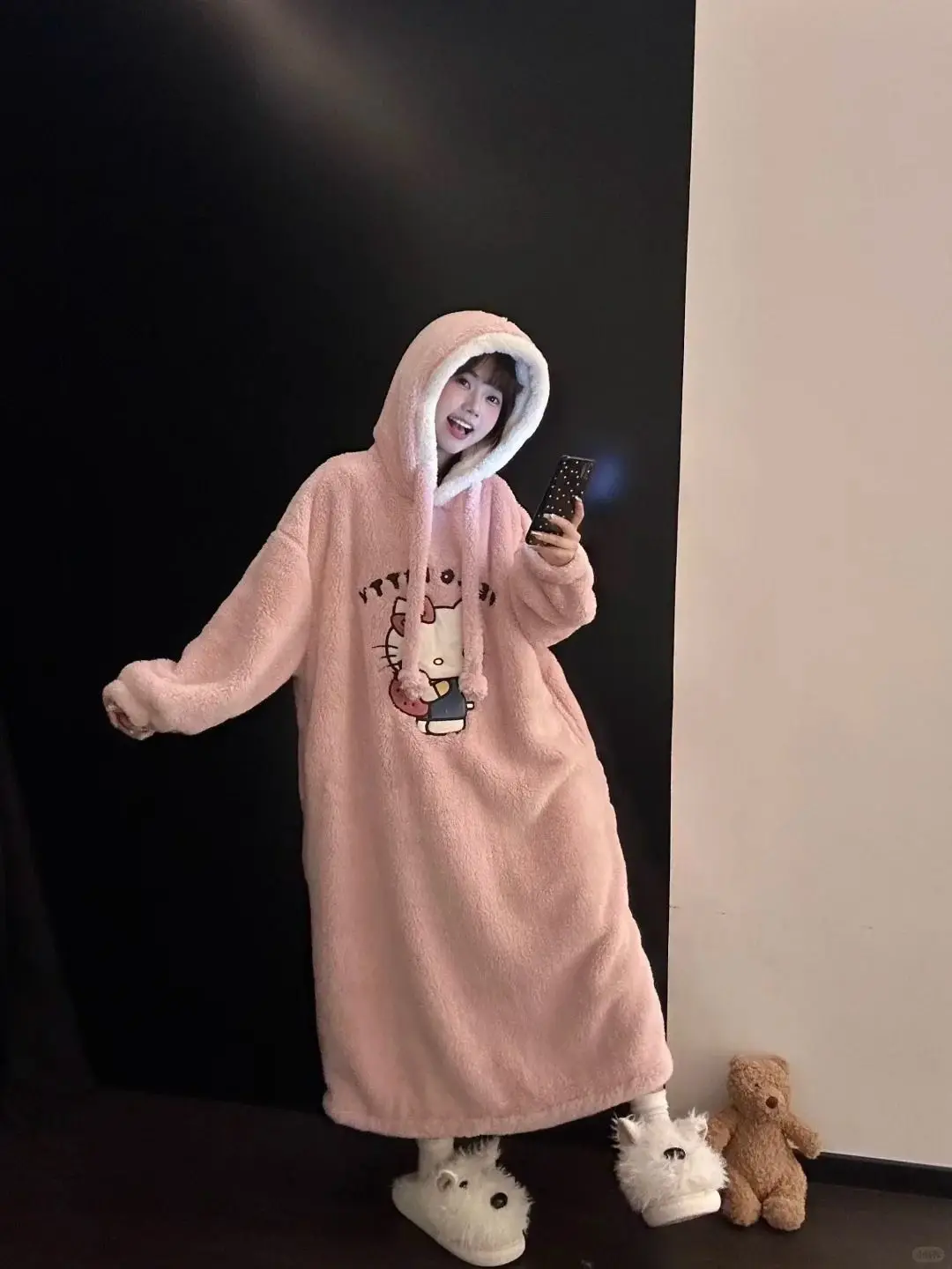 رداء Hello Kitty النسائي لشتاء 2025 من الصوف المرجاني قطيفة كاواي ملابس نوم مريحة ورائعة ملابس منزلية ناعمة ودافئة #1