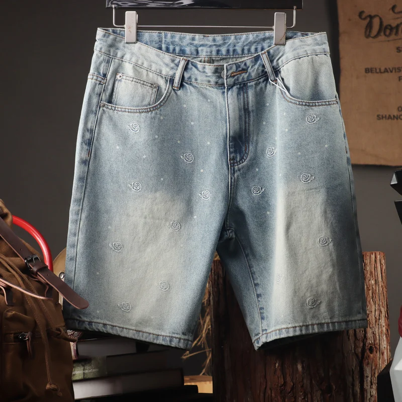 

Лето 2025 г., модные брендовые светло-голубые ковбойские шорты с вышивкой, новые модные и универсальные свободные повседневные брюки, потертые водой