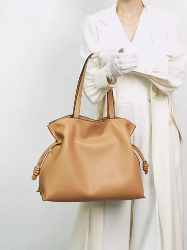 Bolso tipo cubo de cuero de gama alta para mujer, bolsa de mano de cuero vacuno suave plisado con cordón, de un solo hombro, para otoño e invierno