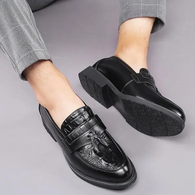 Scarpe da uomo in stile britannico scarpe piccole in pelle abbigliamento formale da uomo Casual fondo morbido scarpe Slip-on da guida nere