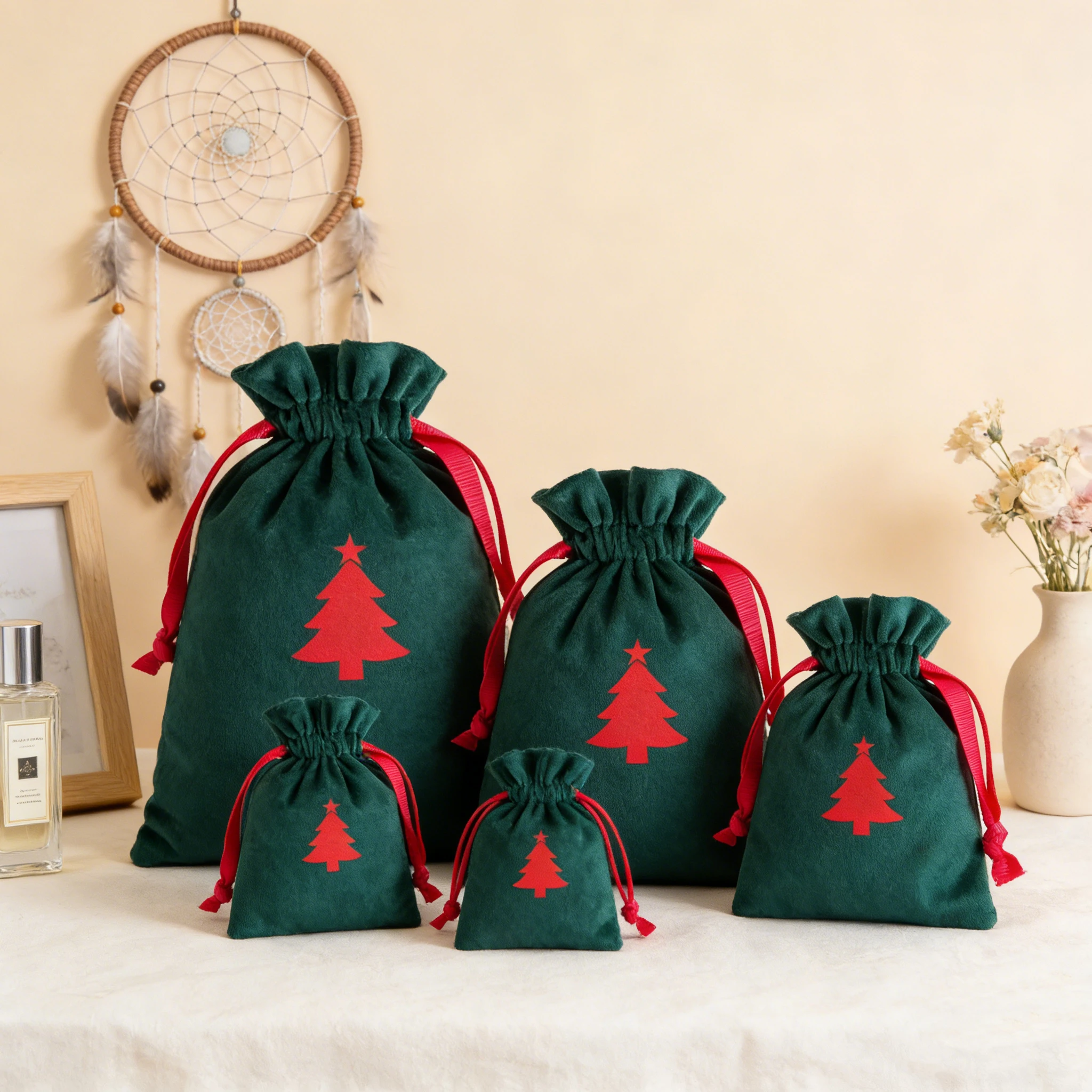 

100 шт. бархатных мешочков на шнурке, мягкая упаковка для ювелирных изделий, подарочные мешочки на Рождество, органайзеры для свадебных конфет, футляры для парфюмерных масел, на заказ