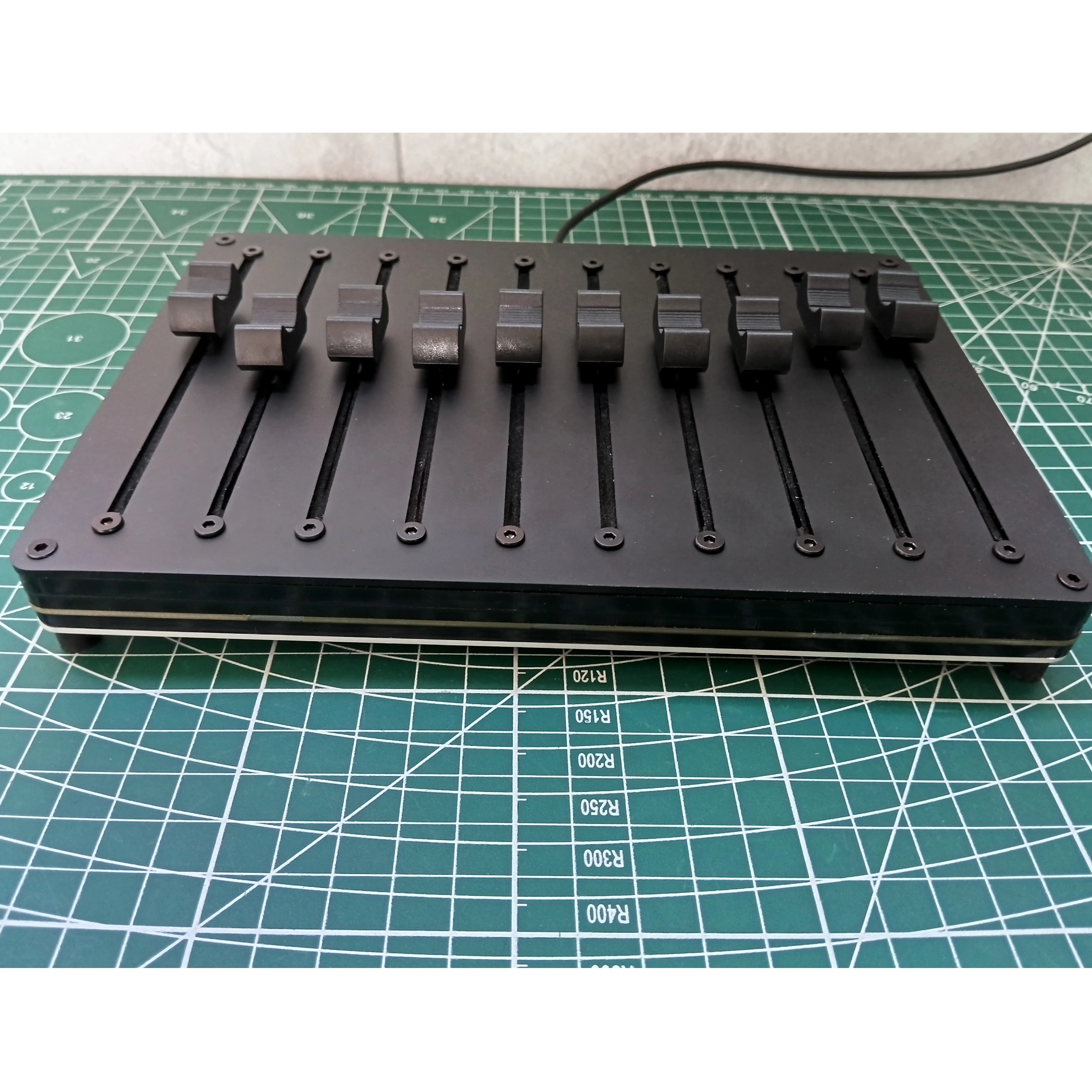 10-Wege-Fader kann CC-Informationen anpassen. USB-Schnittstelle. Musik-Host-Software mit MIDI-Controller USB