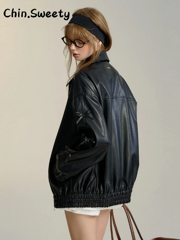 Damska kurtka skórzana z zamkiem błyskawicznym, czarna, z klapami, długim rękawem, kieszeniami, uniwersalna, elegancka odzież wierzchnia na jesień 2025, idealna do pracy.