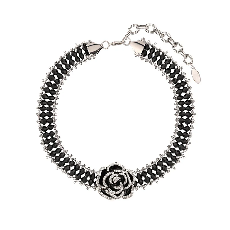 2025 Un nouveau collier en cristal noir rose à la mode pour les femmes, un collier cool et élégant