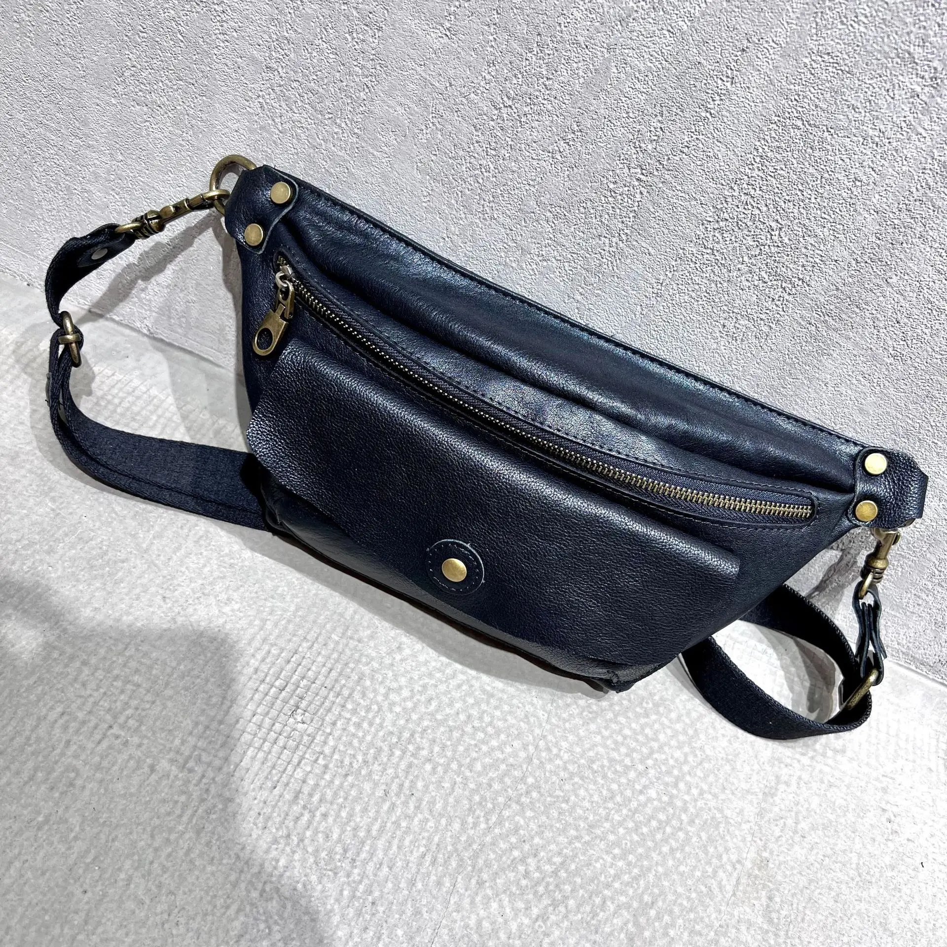 Sac fait main en cuir véritable pour femmes, sac de poitrine en cuir de vachette couche supérieure en tannage végétal, sac à bandoulière personnalisé initié à la tendance pour dames