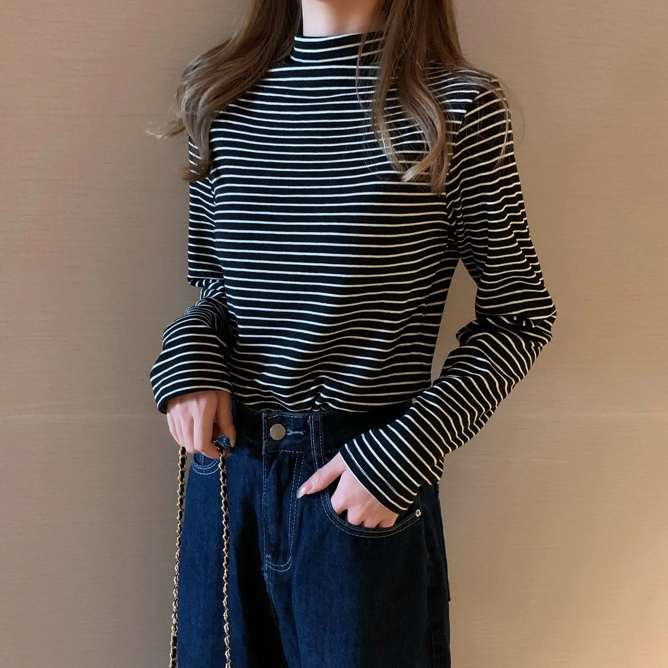 قميص نسائي ضيق للخريف والشتاء بياقة نصف عالية وأكمام طويلة، طبقة أساسية للارتداء الداخلي، مخطط أبيض متعدد الاستخدامات، قمة أن...