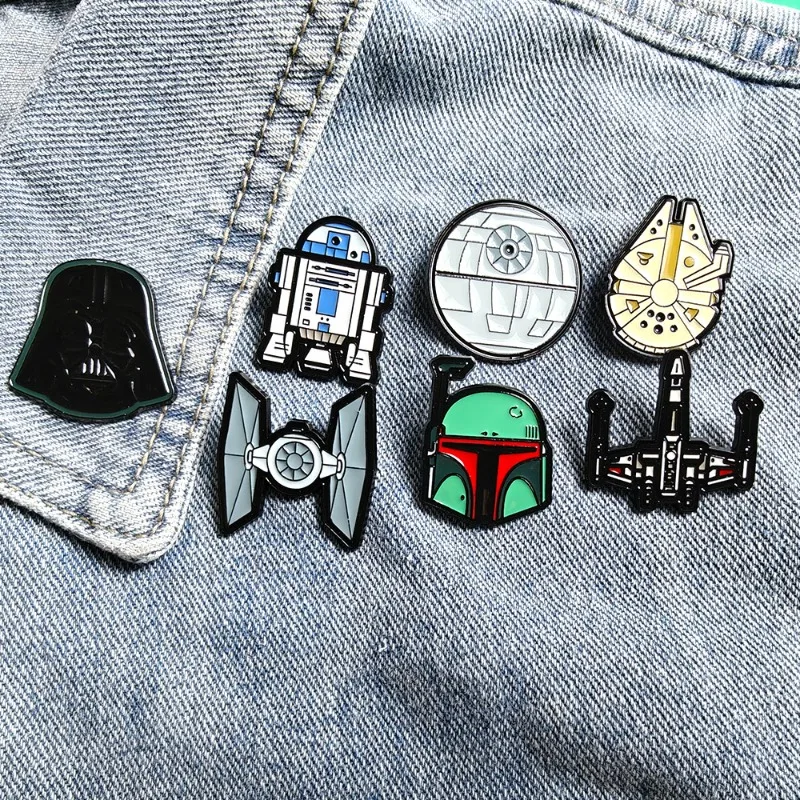 Nuevo y popular set de 7 insignias de Star Wars: clásicas de cine de ciencia ficción, broche de Caballero Negro, insignia de robot R2D2, insignia de nave espacial, insignia de dibujos animados para el pecho.