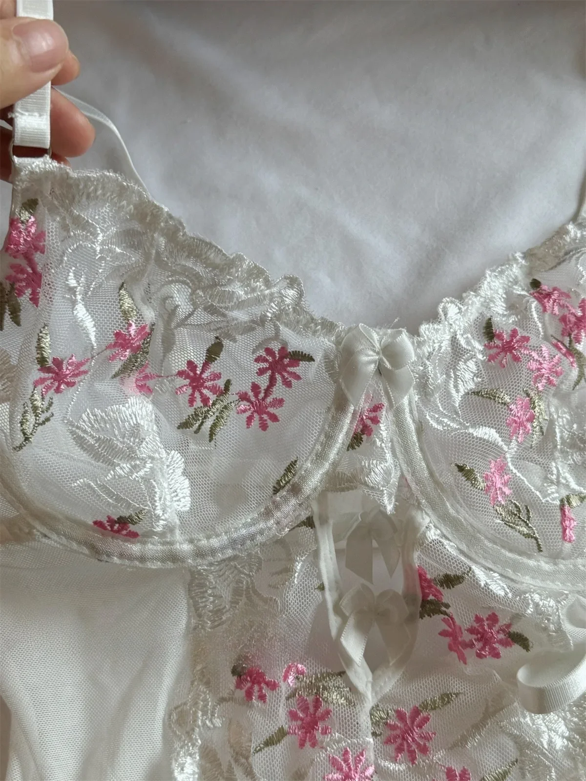 Fiori ricamati raccolti biancheria intima a coppa lingerie di pizzo sottile raccolti supporto superiore seni grandi mostrano un piccolo set di reggiseno