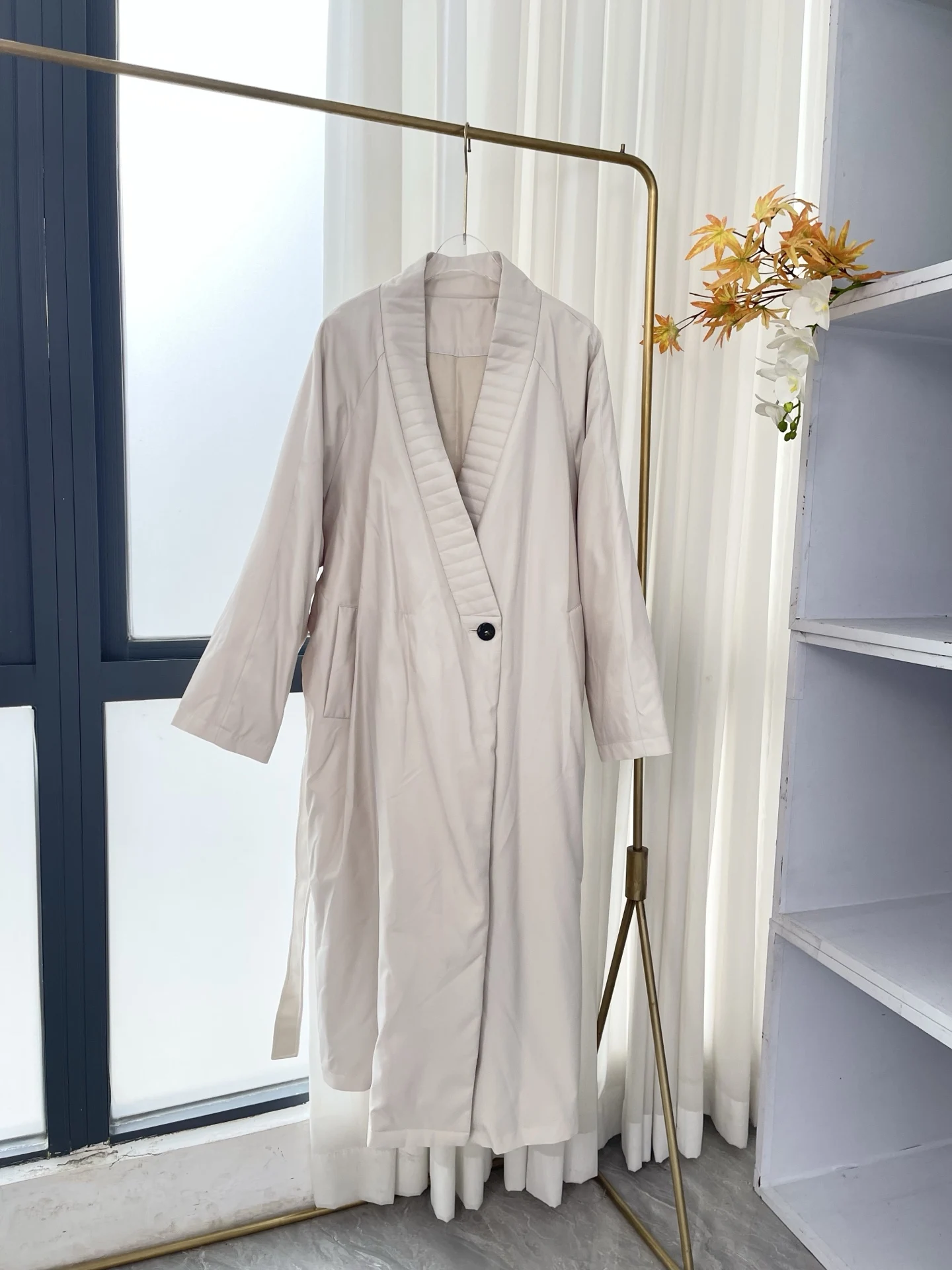 

2025 Elegant White Nice Sewing Long Sleeve Warm Women's Winter Down Jacket