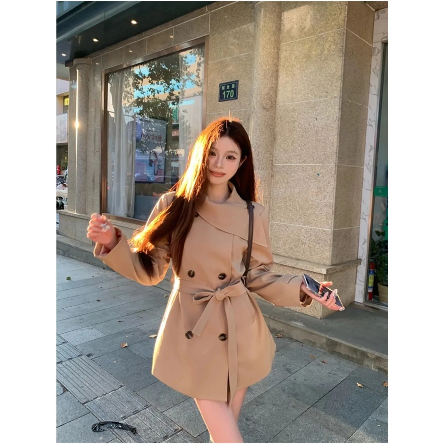 معطف بريطاني مزدوج الصدر بياقة واقفة وأشرطة خريفية للسيدات فضفاضة متوسطة وطويلة ومزاج غير رسمي