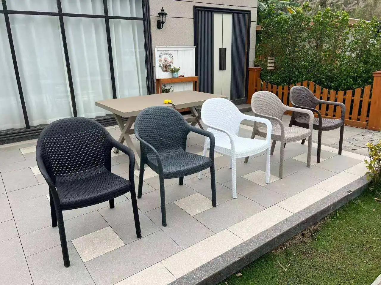 * Affordable Modern White and Black Outdoor Stackable Plastic Party Chairs and Leisure Chairs