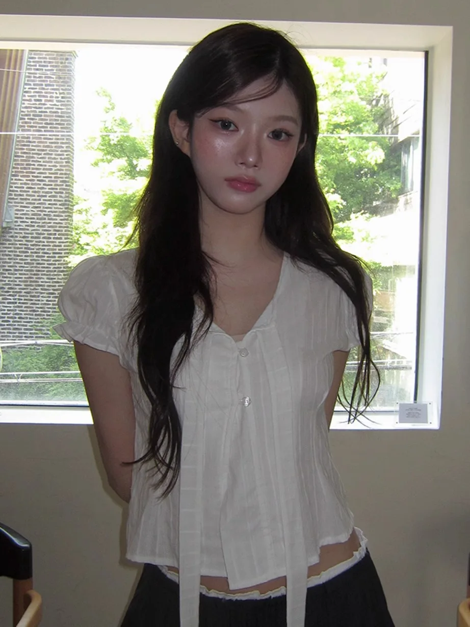 قميص نسائي أنيق أبيض بأكمام منتفخة قصيرة، مقاس صغير، صيفي، بأسلوب كوري، برقبة على شكل V، مع خصر ضيق وطول قصير