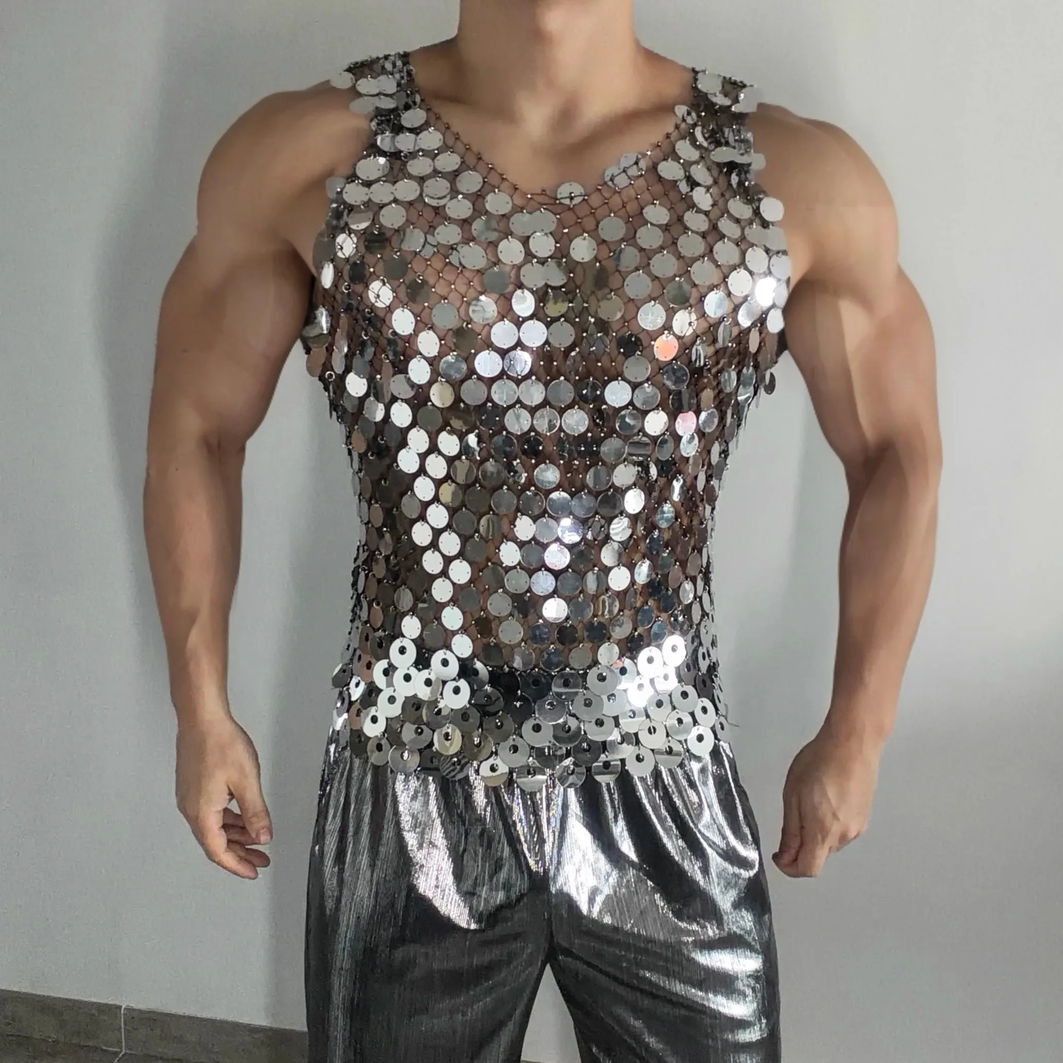 เสื้อกั๊กผู้ชายแบบเซ็กซี่ โปร่งใส ตาข่าย งานแฮนด์เมด ประดับเพชรระยิบระยับ เหมาะสำหรับนักร้อง บาร์ ไนท์คลับ ทีมเต้น โกโก้  ชุดแสดงบนเวที ชุดคลับ
