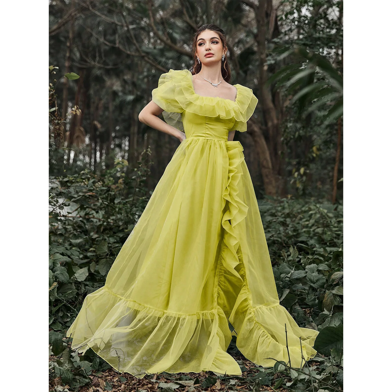 

Этот роскошный гофрированный вечерний платье с квадратным вырезом и рюшами А-силуэта, исключением элегантности в 2026.