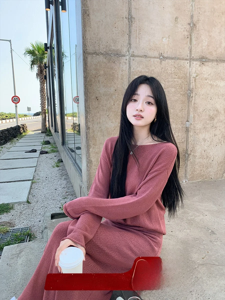 

Осенний модный вязаный комплект: длинная юбка А-силуэта и свободный топ на одно плечо для женщин от бренда POEM