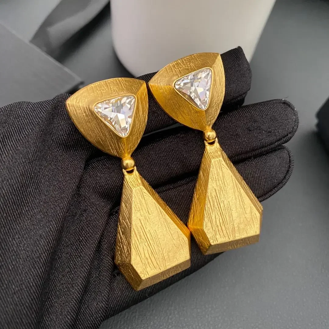 

Европа Америка Дизайнерские латунные позолоченные серьги с геометрическим кристаллом зажим для ушей женские роскошные ювелирные изделия тренд