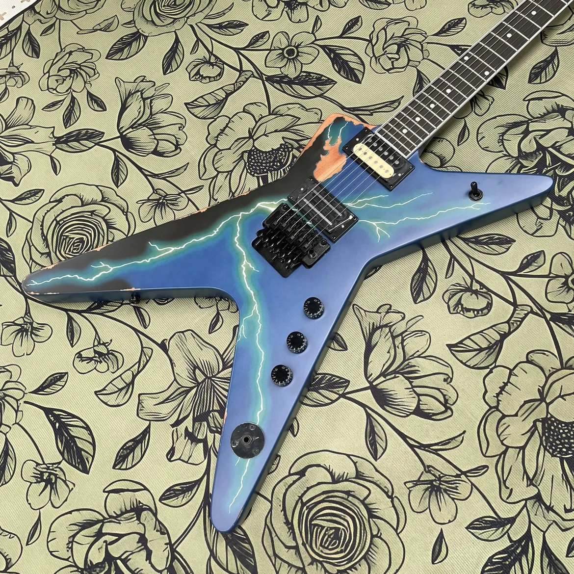 

Blue 6-string electric guitar,mahogany body with double-coil pickups guitars, professional heavy metal perfor mance guitarra