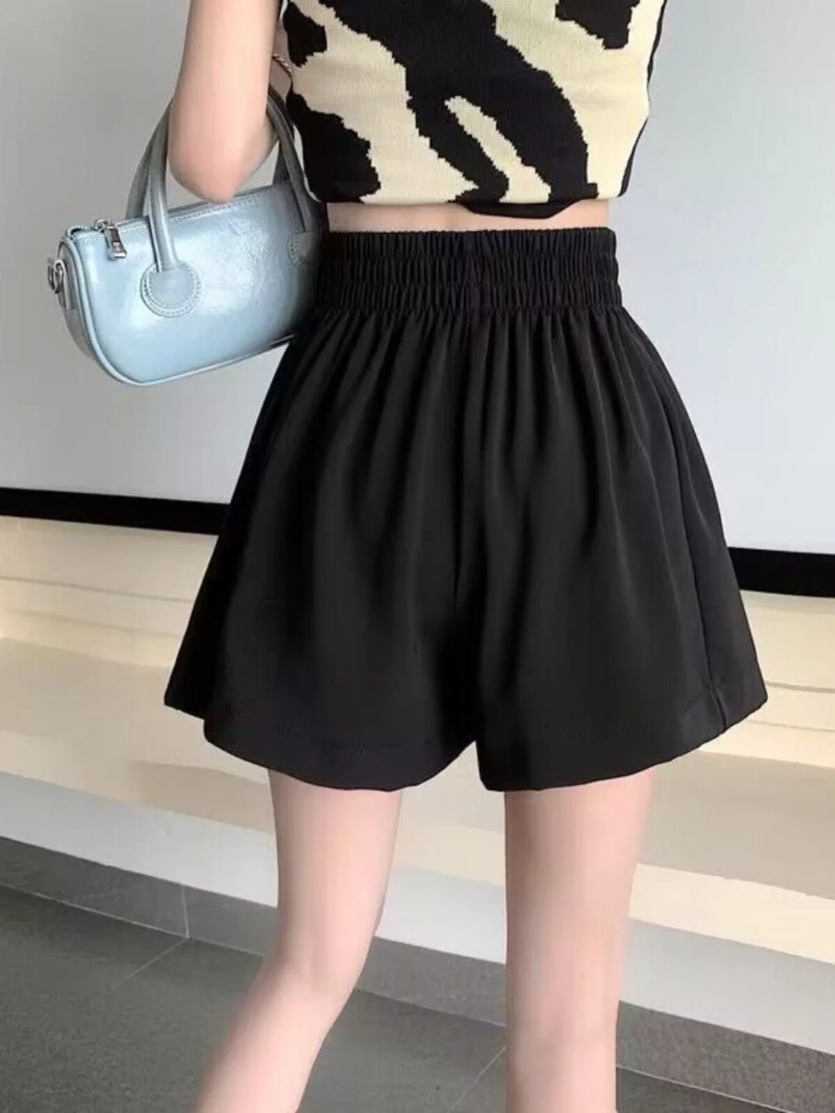 

Черные повседневные шорты из ледяного шелка для женщин, с высокой талией, облегающие, на эластичной резинке, для фитнеса, бриджи, летняя мода 2026