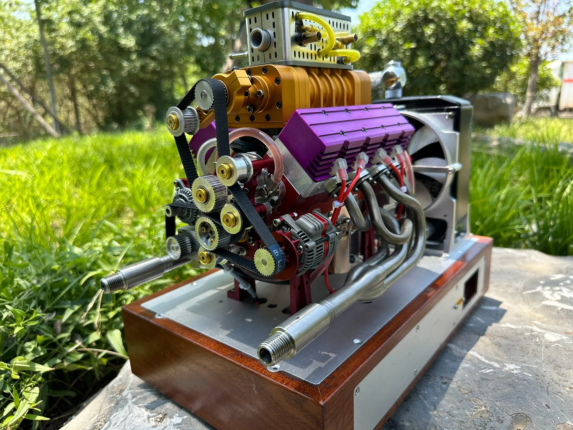 Mainan Model Fisik Mesin Karburator Kembar Bensin V8 Dimodifikasi dengan Sistem Pengapian CDI