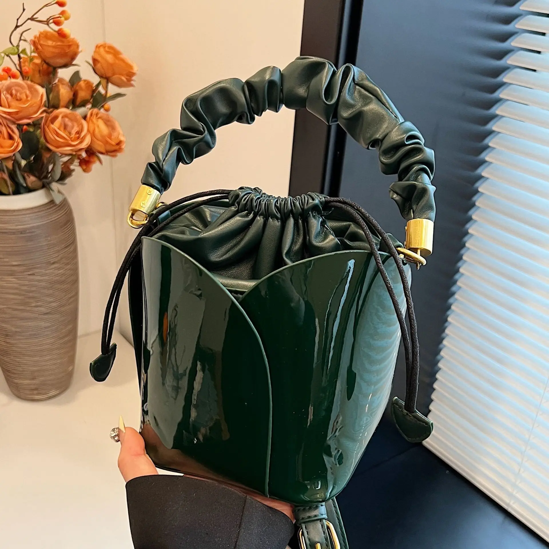 New Western Trendy Bucket Bag Retro Petal Shaped Crossbody Bag Fashion Personalized Lacquer Leather PU Minimalist Handheld Bag