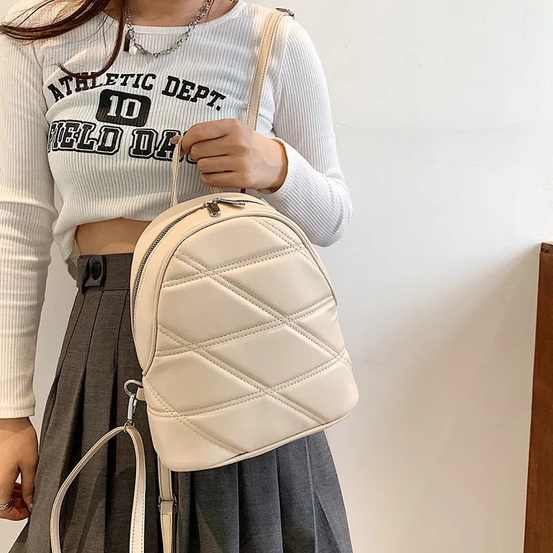 Mochila casual versátil feminina, bolsa de couro simples, grade diamante, monocromática, estudante de deslocamento, nova tendência, moda