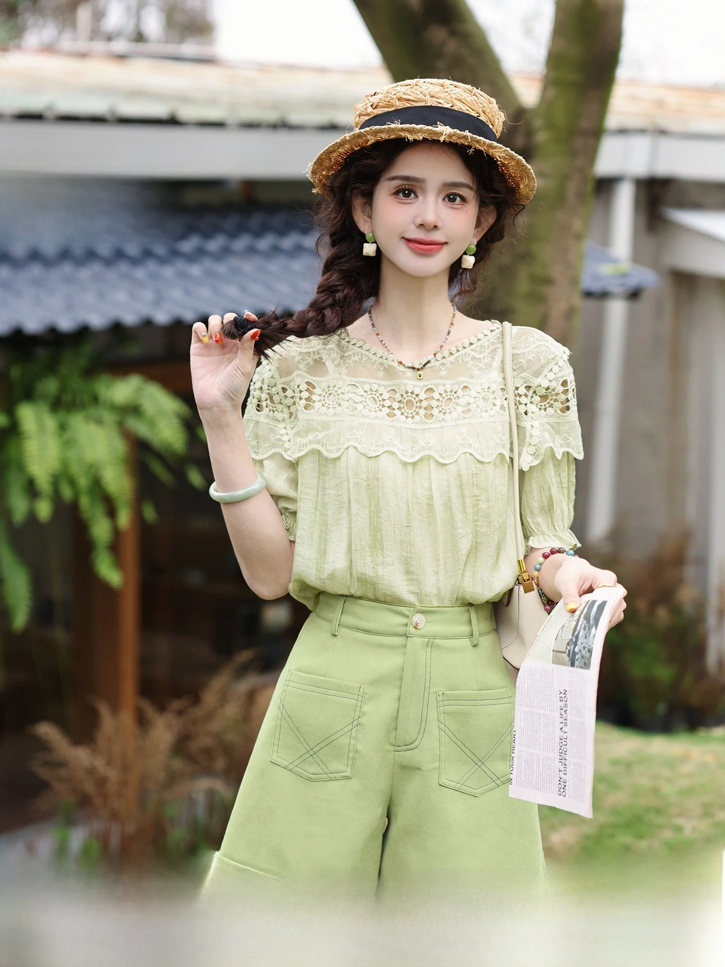 

Chen Jiajie Evening Mist like Veil 2026 New Design Sensation Lace Splicing Short Sleeve Women's Shirt Loose Fit Floral Sleeve