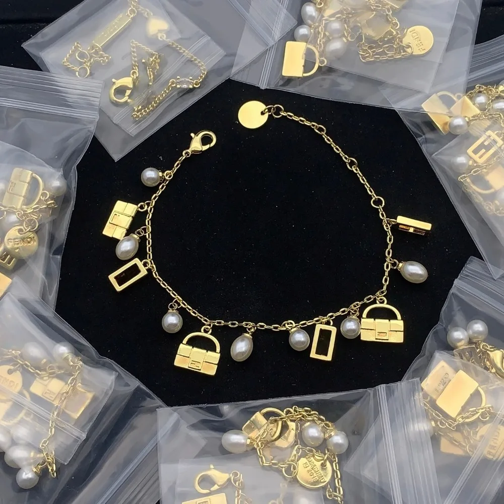 

2025 Новый роскошный браслет из коллекции, изысканное ремесло для женщин, демонстрирующий отличительный шарм, идеальный подарок