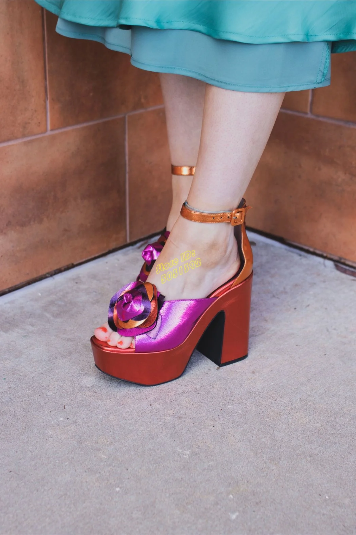 

Босоножки на платформе на блочном каблуке с пряжкой на щиколотке и ремешком с открытым носком, массивный каблук с цветочным декором, модные летние женские модельные туфли 2025 года на высоком каблуке