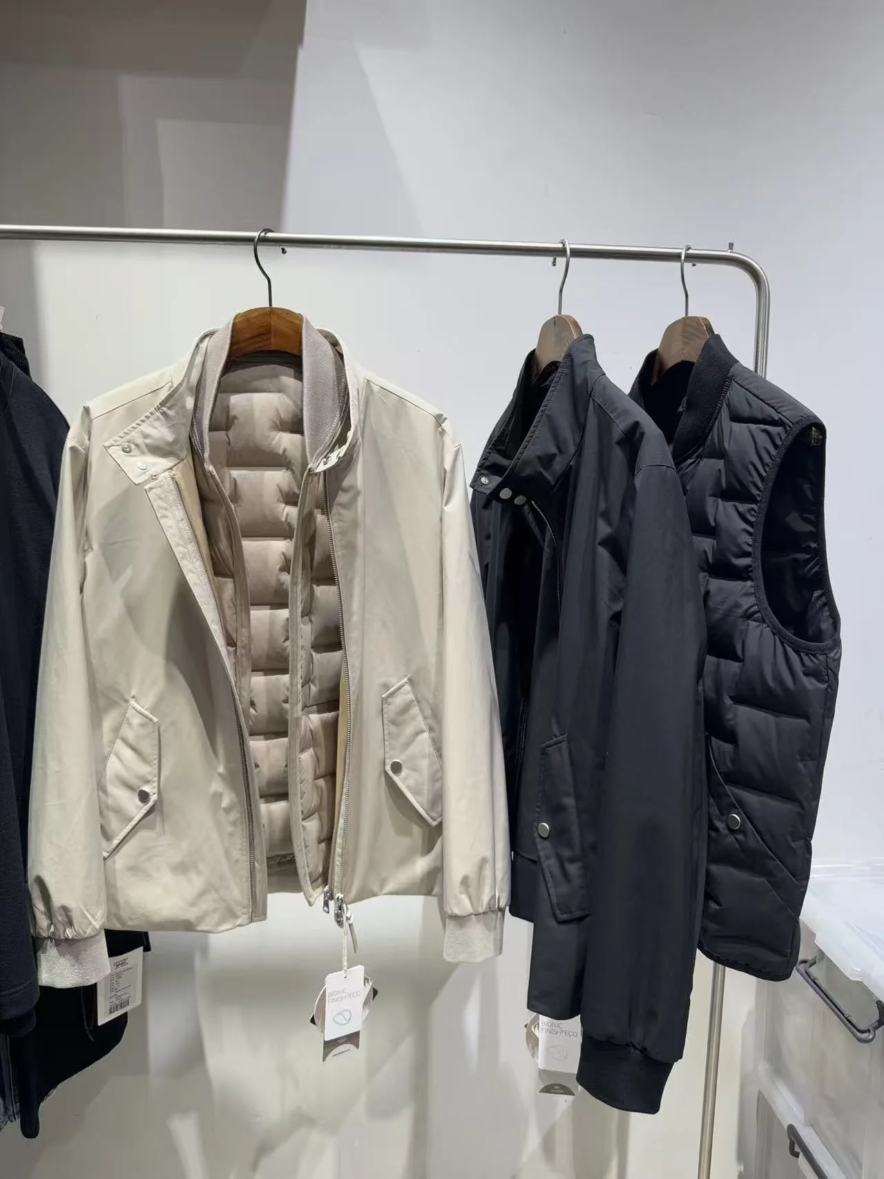 

Комплект из двух предметов из теплого повседневного белого гусиного пуха из трехстойкой ткани высокой плотности с воротником-стойкой