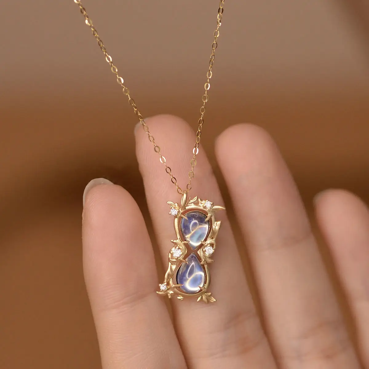 

Moonlight Stone Hourglass Hollow Necklace Natural Diamond Pendant Retro Niche Versatile Versatile Versatile New Style