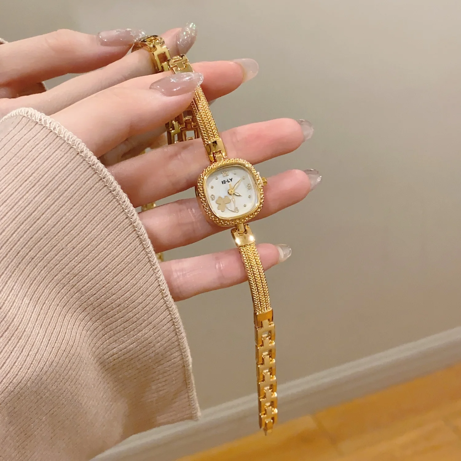 

Ladies Fashion Quartz Clock Wristwatch Small Square Dial Women Watch Gold Advanced chain Metal Bracelet Watches Female Clock