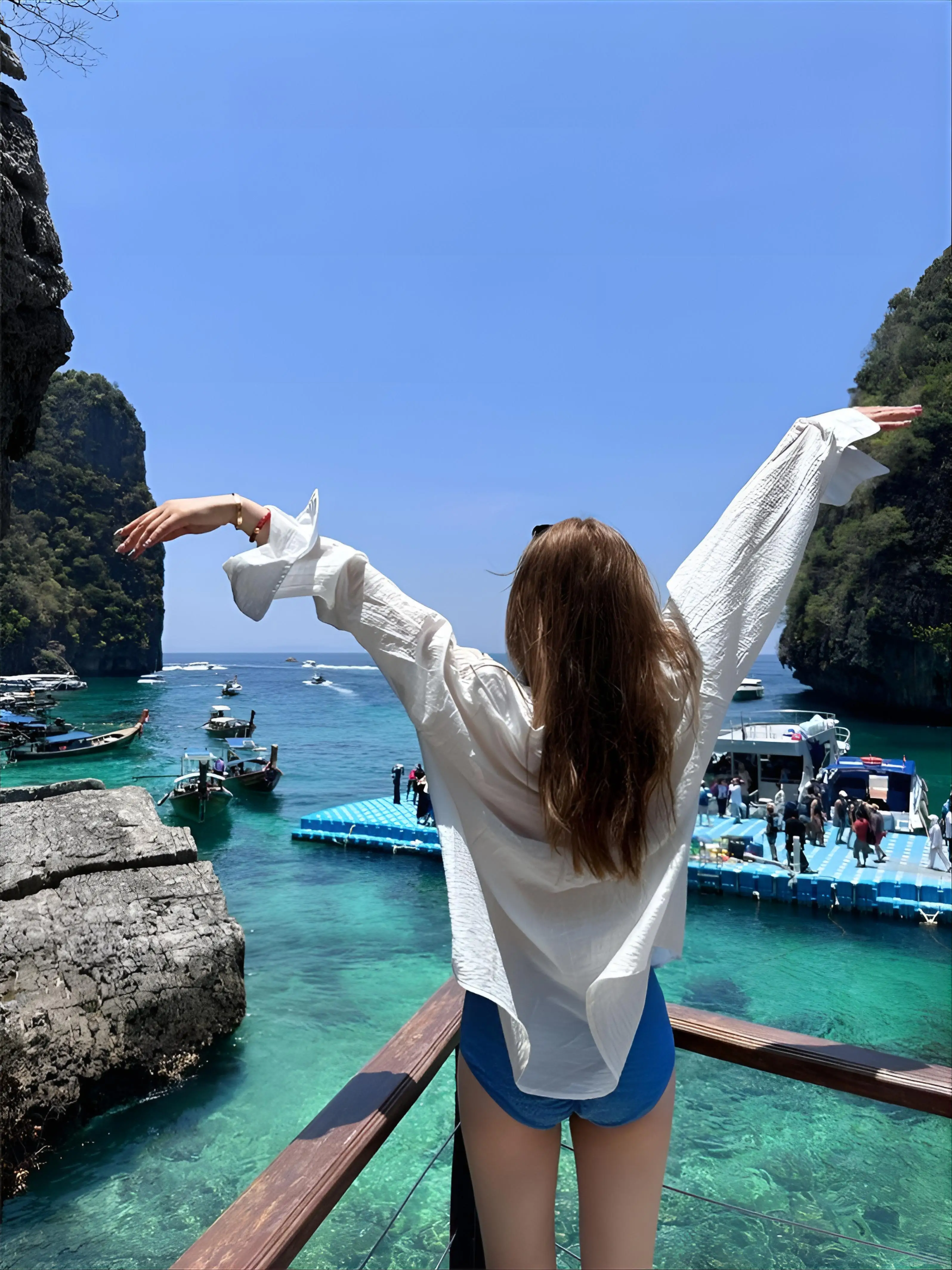 

Пляжная накидка для женщин из льна: прохладная, воздушная, из натуральной ткани, простая, мягкая, расслабленная, классическая, минималистичная, удобная в носке, экологичная, нейтральная.