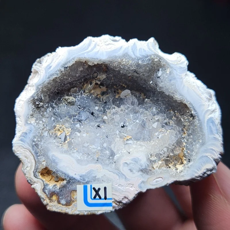 حوض كنز كريستال عقيق ريش مدغشقر طبيعي عالي الجودة مع قطعة تزيين مفتوحة مبتسمة