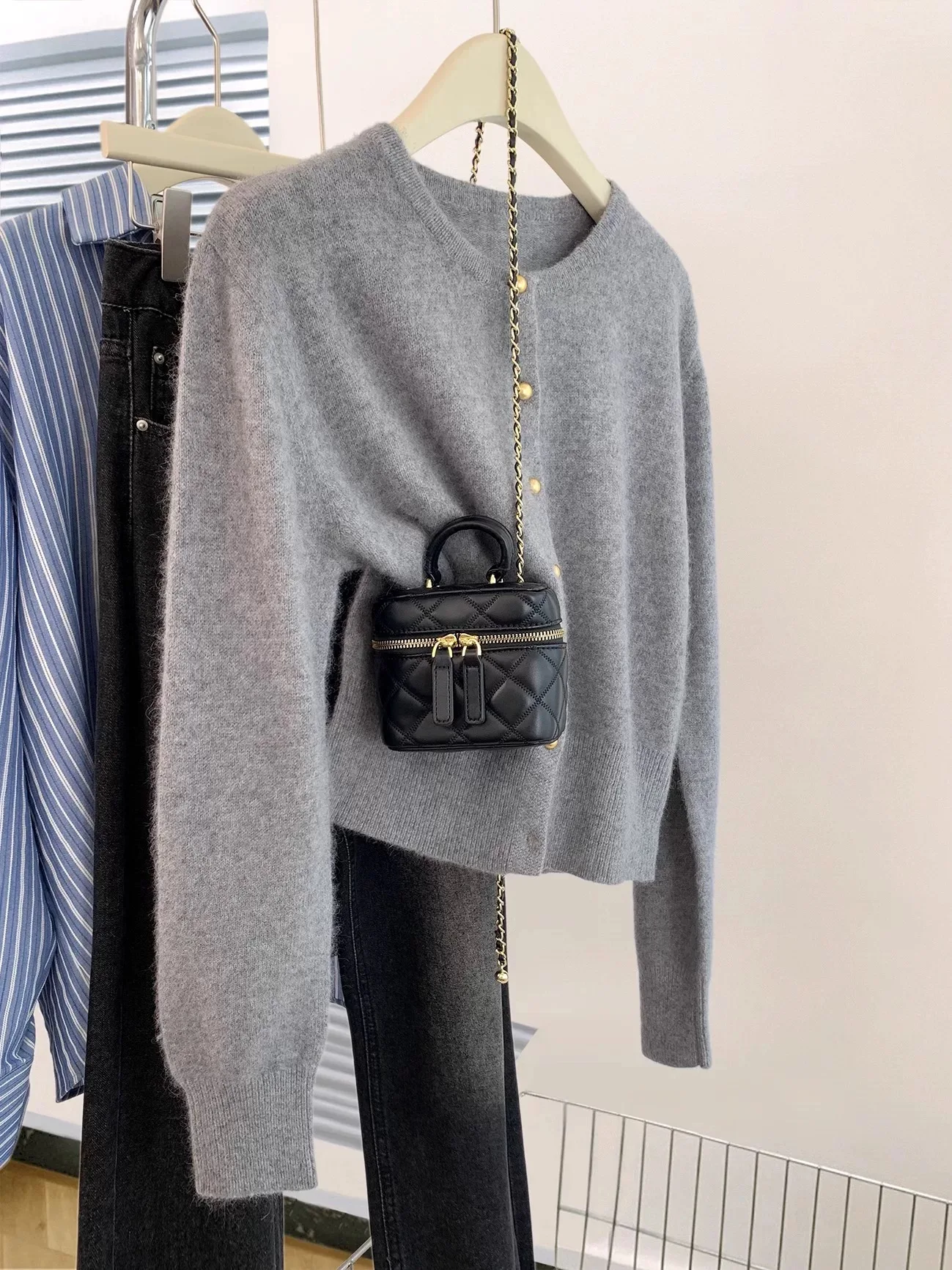 سترة نسائية عصرية جديدة للخريف والشتاء برقبة دائرية بلون سادة على الطراز الكوري سترة محبوكة مريحة بأزرار علوية -XZ273