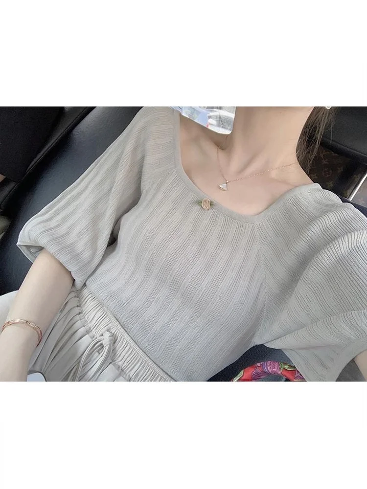 Damska letnia bluzka z dzianiny lodowego jedwabiu, luźny krój, delikatny styl vintage, kwadratowy dekolt, cienka, z odkrytymi ramionami.