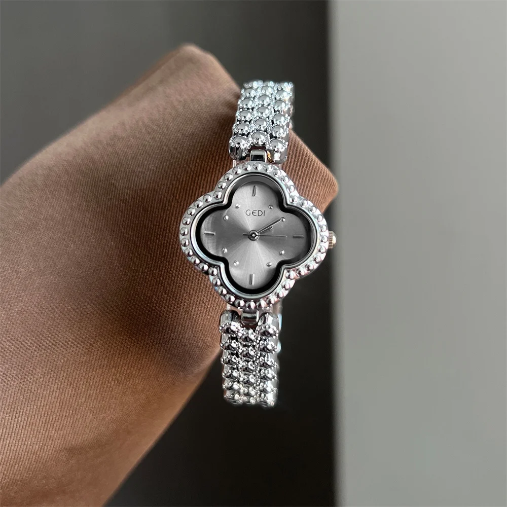 Retro Four Leaf Clover Bracelet High Beauty Niche Design INS Style Waterproof Quartz Watch Women Luxury Elegant Fashion Hot Sale