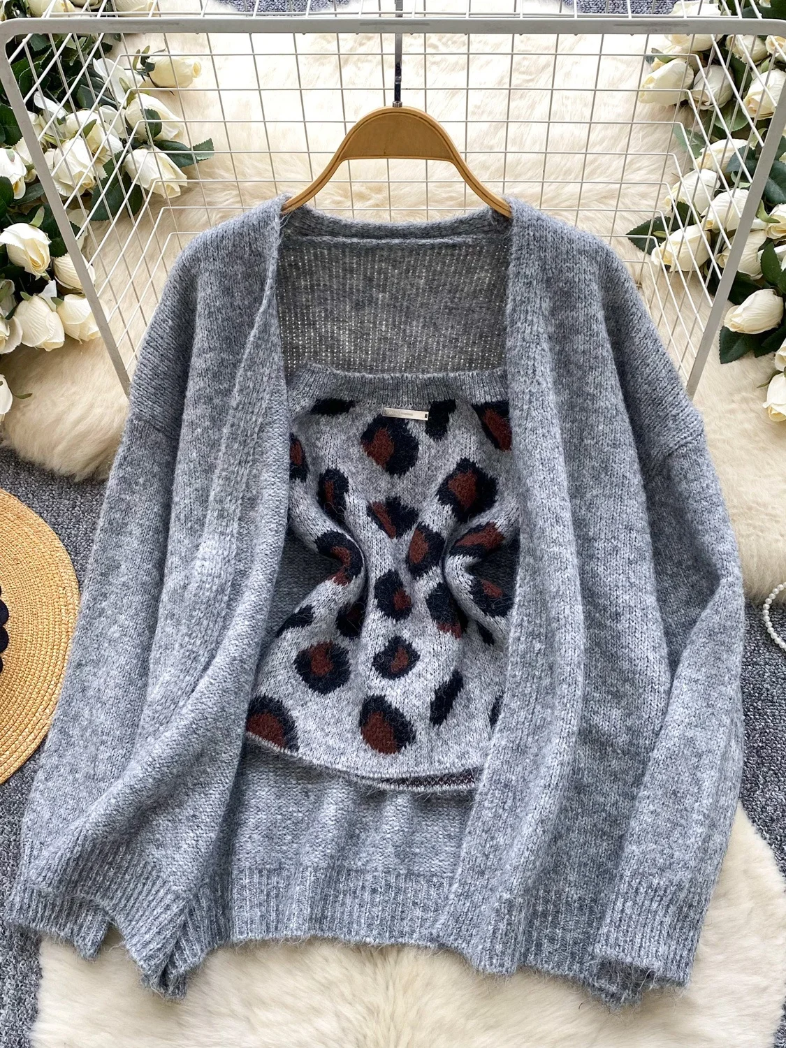 ชุดเสื้อสเวตเตอร์ถักนิตติ้งผู้หญิงเนื้อนุ่มสบาย ลายเสือดาว เสื้อกั๊กสายเดี่ยว เสื้อคลุมคาร์ดิแกนยาวแบบเปิด แฟชั่นฤดูหนาว สไตล์ลำลอง ทรงหลวม