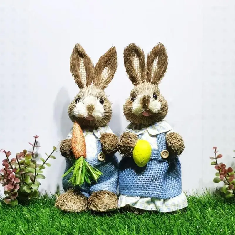 

Ручная солома солома с плетеная пасхальная кролика стояла