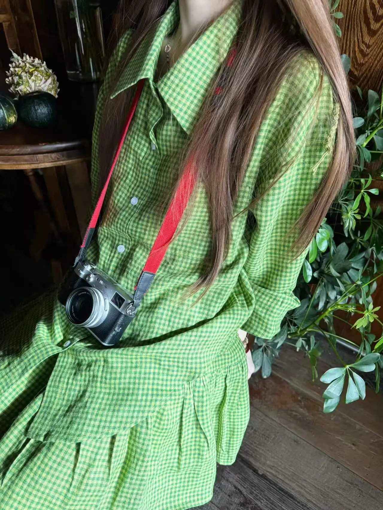 

Изысканный комплект из льняной блузы и юбки для женщин: модный образ на осень, весну и лето