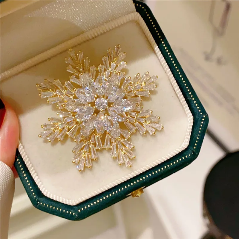 

CC блестящие броши в форме снежинки цвета: золото, серебро, булавки для костюма, супер вспышка, корсаж, изысканная булавка для костюма, предметы первой необходимости для свиданий B313