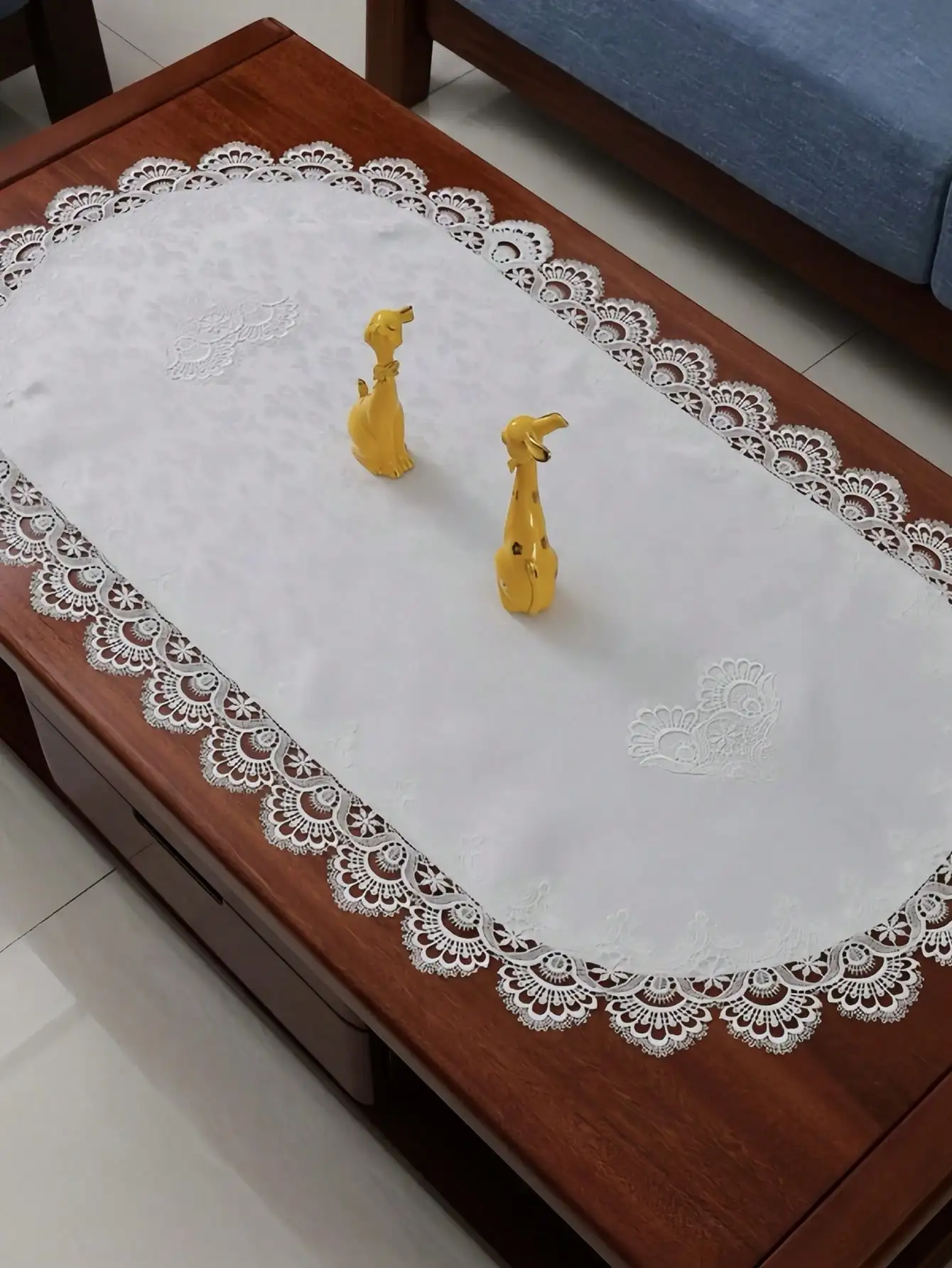 An Oval Lace Tablecloth, French-Style Polyester Fiber Jacquard Lace-Edged Dustproof and Heat-Resistant Tablecloth, Suitable for Dining Tables, Coffee Tables, and Home Use, Ideal for Daily Decoration, Holidays, Weddings, and Parties